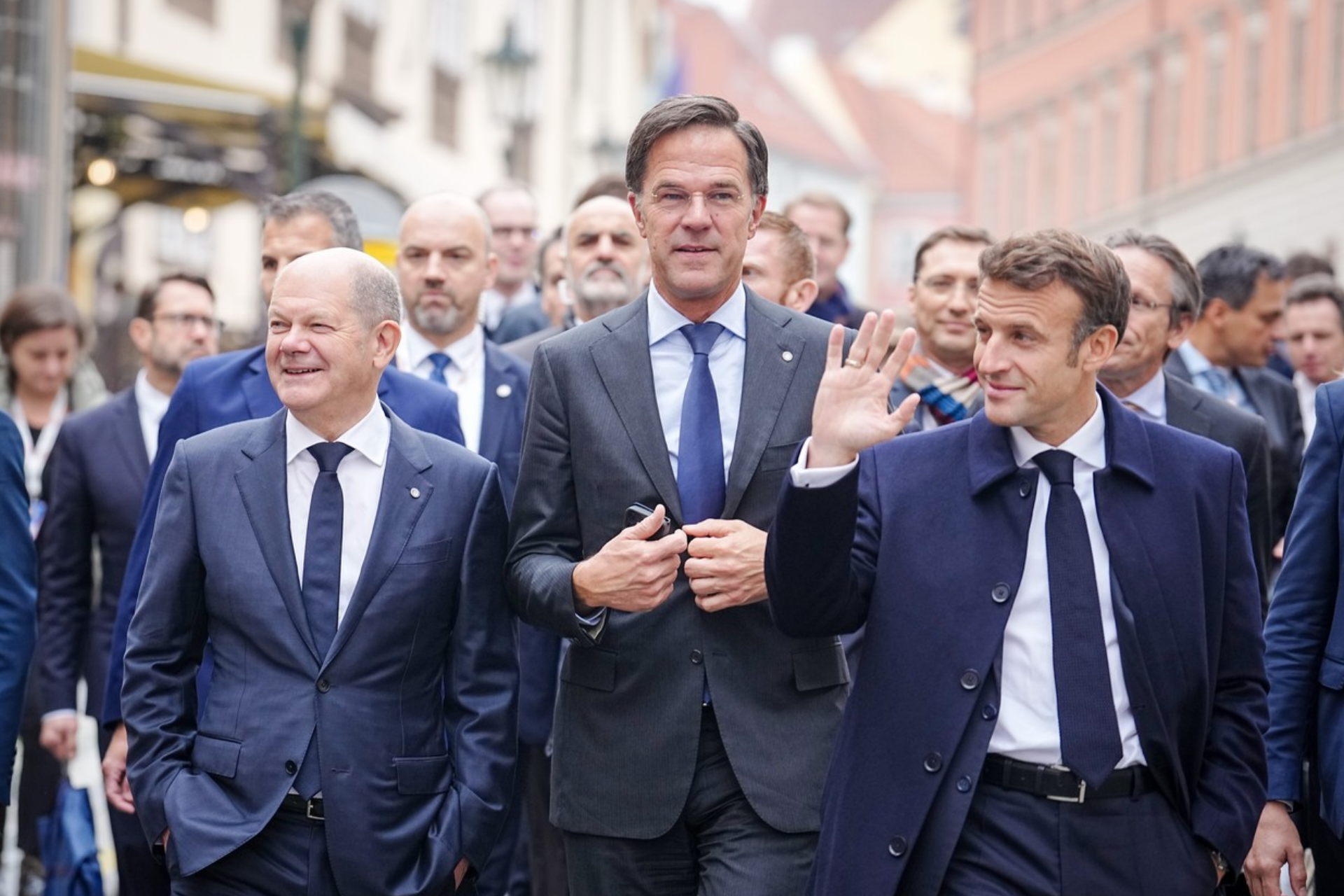 Les représentants des pays de l’Union européenne se sont réunis au Château de Prague.  Macron, Scholz et Rutte sont arrivés à pied