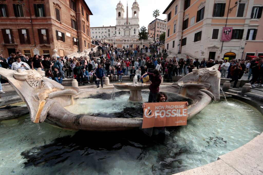 Attivisti vandalizzano la famosa fontana di Roma.  Il ministro della Cultura italiano ha chiesto dure punizioni