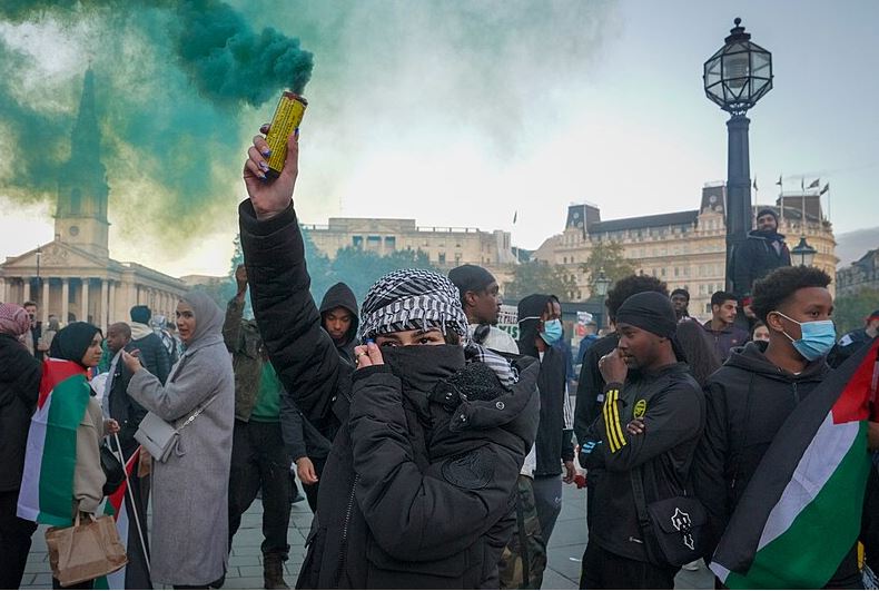 Un journaliste musulman d’Angleterre est en feu.  Poutine est intelligent et il n’y aura pas d’invasion, affirme-t-il.  Maintenant il parle d’Israël