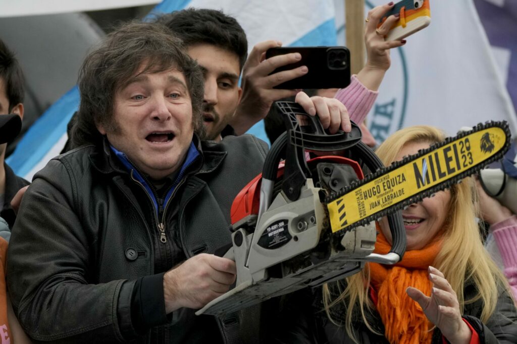 VIDEO Argentinské šílenství. Tamní Trump mává motorovou pilou, koučuje