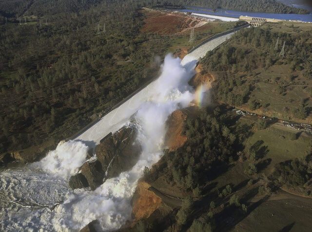 Přehrada u jezera Oroville v Kalifornii.