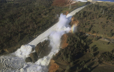 Přehrada u jezera Oroville v Kalifornii.