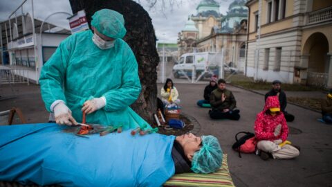 Zahájení výstavy Body provázel protest odpůrců, který zdokumentoval i náš fotograf. 