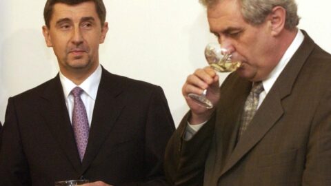 Majitel Agrofertu Andrej Babiš s premiérem Milošem Zemanem po slavnostním podpisu smlouvy o prodeji 63 procentního státního podílu ve společnosti Unipetrol Agrofertu