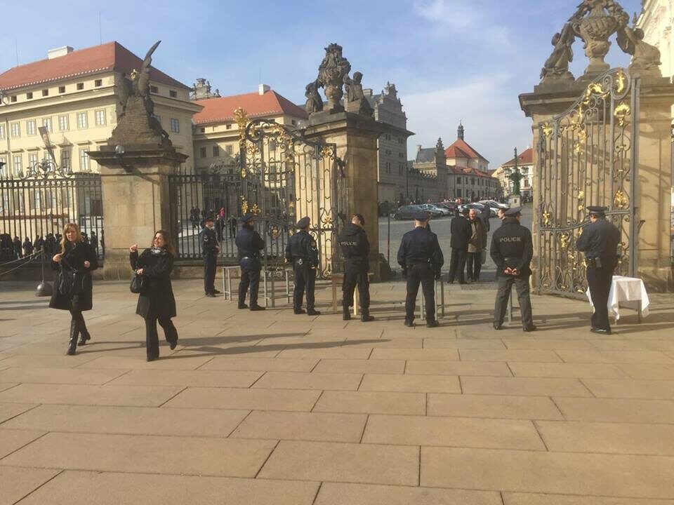 U vstupu na Pražský hrad je vše připraveno. Situace v sobotu v 9:00.