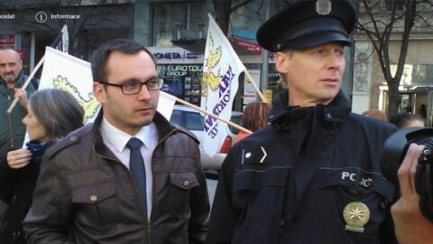 Projevy skončily, teď se po poradě s policistou vyrazí průvodem...