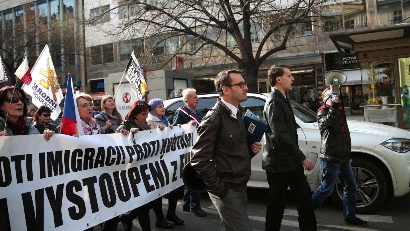 Kandidát do Evropského parlamentu Adam B. Bartoš v čele demonstrace za vystoupení z EU