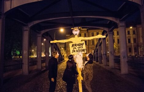 Studenti umístili na most maketu Andreje Babiše jako ukřižovaného.