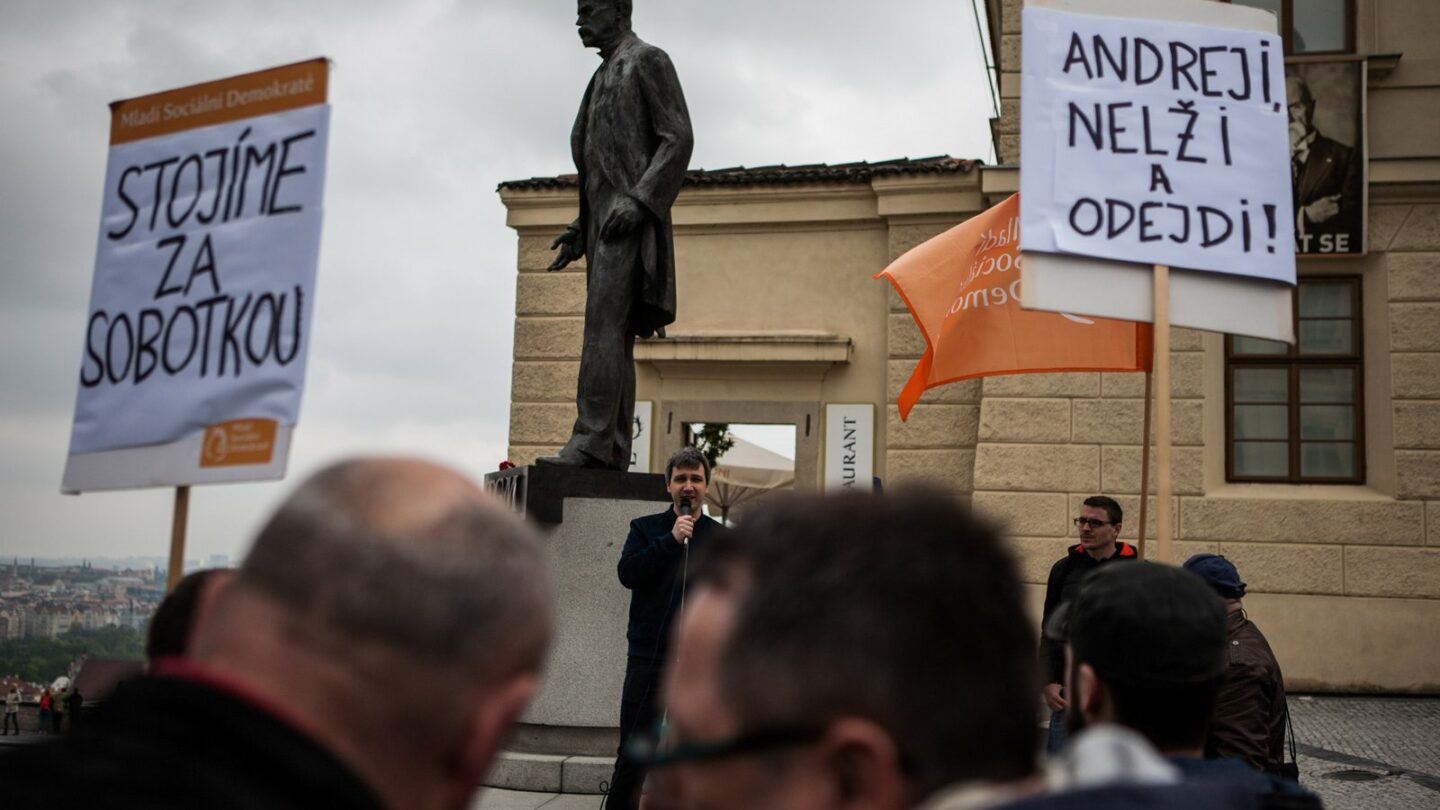 Demonstranti se sešli pod sochou TGM