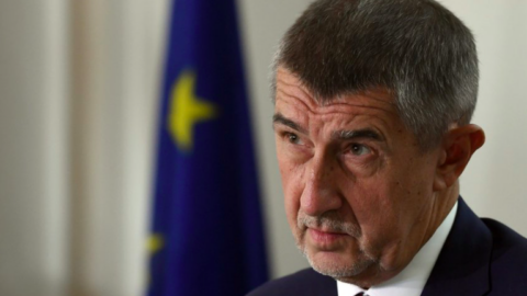 Premiér Andrej Babiš s vlajkou EU