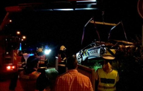 Jihomoravští hasiči zveřejnili 23. června fotografie z nehody policejního BMW i8, při které se 29. května na Brněnsku zranil zástupce šéfa protokolu Pražského hradu Vladimír Kruliš.