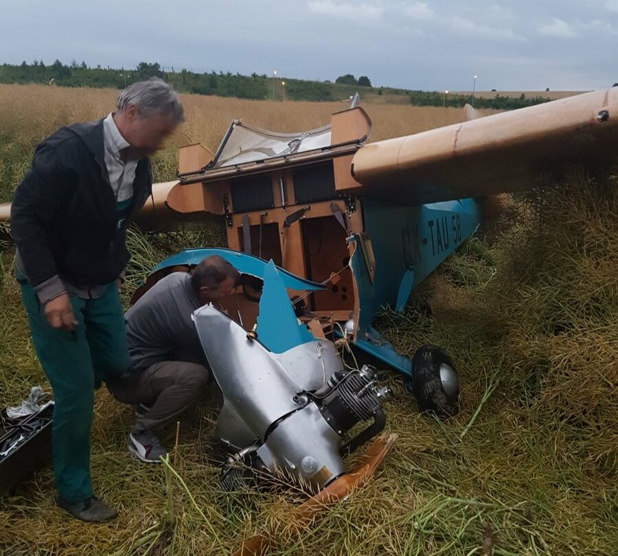 Historické letadlo z roku 1947, které se zřítilo na okraji Prahy.