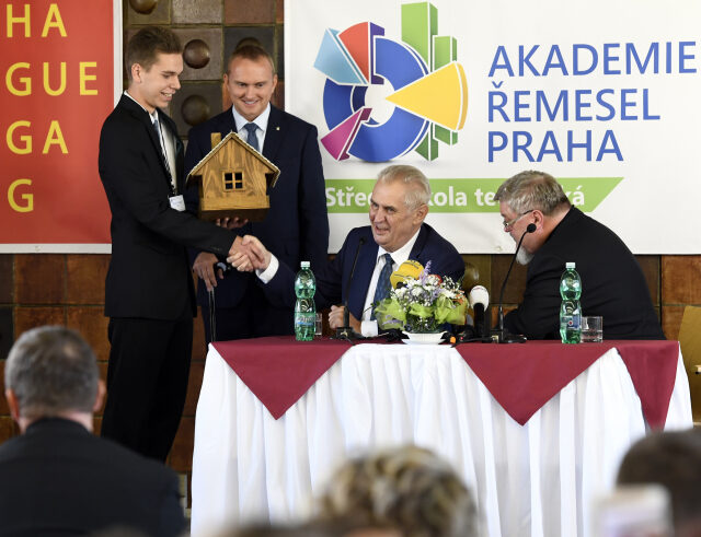 Prezident Miloš Zeman při zahájiení školního roku 4. září na Akademii řemesel Praha - Střední škole technické v Praze dostal od studentů ptačí budku.