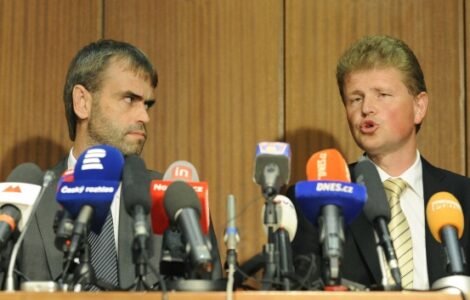 Bývalý ředitel ÚOOZ Robert Šlachta a olomoucký vrchní státní zástupce Ivo Ištvan na mimořádné tiskové konferenci 14. června 2013