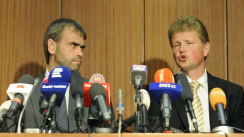 Bývalý ředitel ÚOOZ Robert Šlachta a olomoucký vrchní státní zástupce Ivo Ištvan na mimořádné tiskové konferenci 14. června 2013