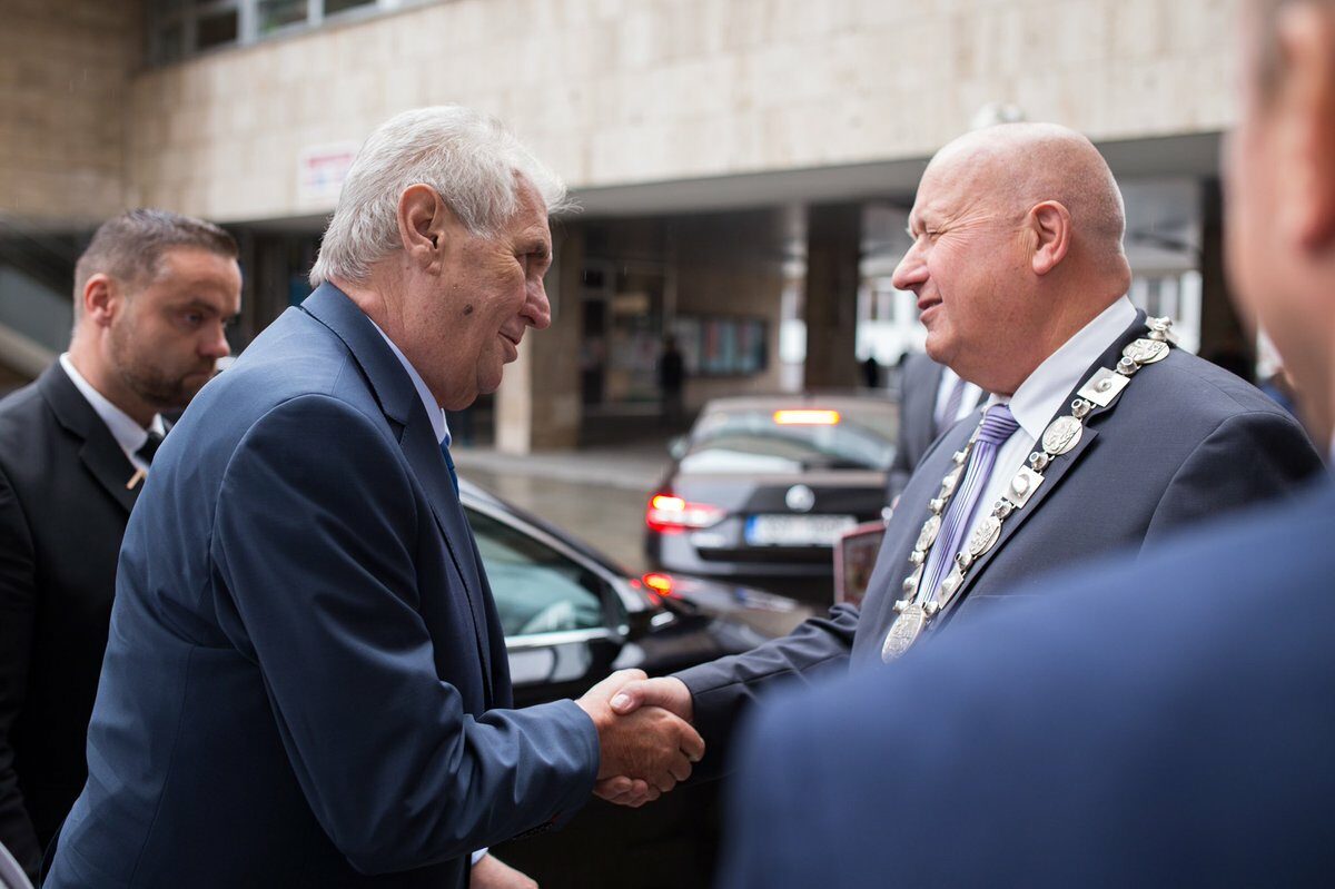 Miloš Zeman s hejtmanem Ústeckého kraje Oldřichem Bubeníčkem.