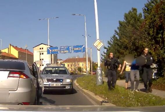 Zfetovaný řidič se zákazem řízení ujížděl v kradeném autě. Policii neunikl.