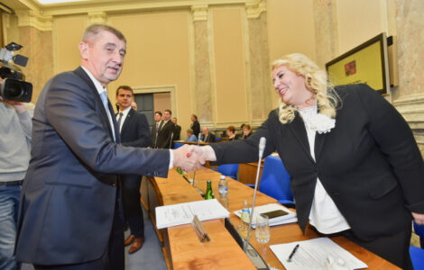 Premiér Andrej Babiš se zdraví s ministryní pro místní rozvoj Klárou Dostálovou. 