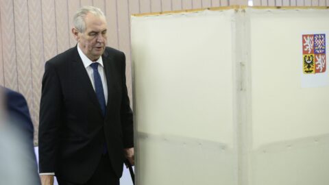 Miloš Zeman ve volební místnosti