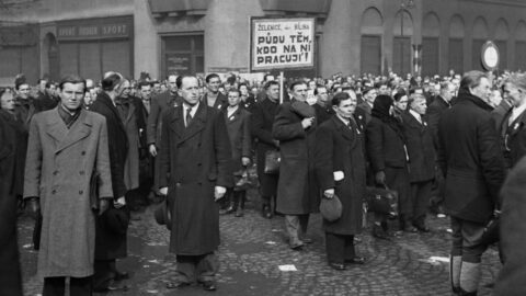 Na Václavském náměstí se 29.února 1948 v Praze sešlo na 130 000 dělníků v zemědělství na podporu únorového puče