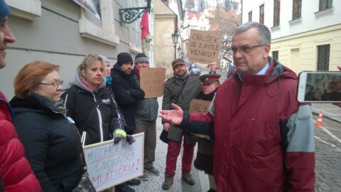 Demonstranti proti Ondráčkovi.