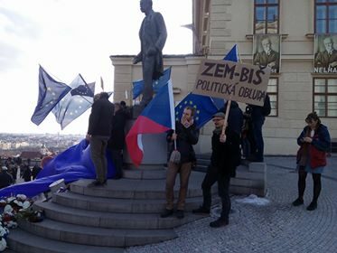 Demonstranti na Pražském Hradě