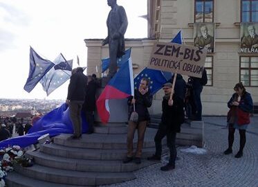 Demonstranti na Pražském Hradě