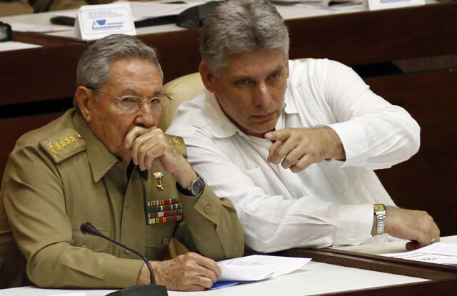 Raul Castro a Miguel Díaz-Canel