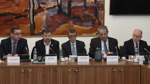 Nejvyšší státní zástupce Pavel Zeman, předseda výboru Radek Koten, premiér Andrej Babiš , ředitel GIBS Michal Murín a expremiér Bohuslav Sobotka na jednání bezpečnostního výboru 
