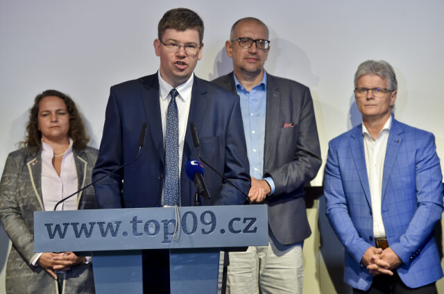 Předseda TOP 09 Jiří Pospíšil (druhý zleva) zahájil 14. června 2018 v Praze kampaň pro volby do obecních zastupitelstev a Senátu, strana při té příležitosti představila své lídry, kandidáty a hlavní politická témata. Dále na snímku zleva jsou kandidáti do Senátu Terezie Radoměřská, Mikuláš Bek a Herbert Pavera.