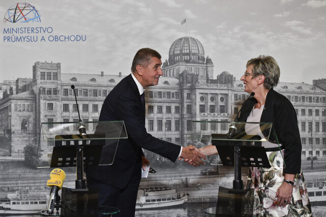 Ministryni průmyslu a obchodu Martě Novákové premiér Andrej Babiš po návratu z Washingtonu pogratuluje nanejvýš už jen ironicky 