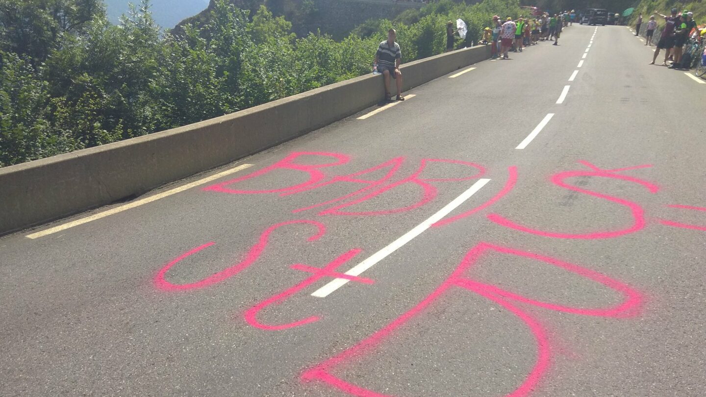 Nápis na silnici po které jedou dnešní etapu účastníci Tour de France 2018