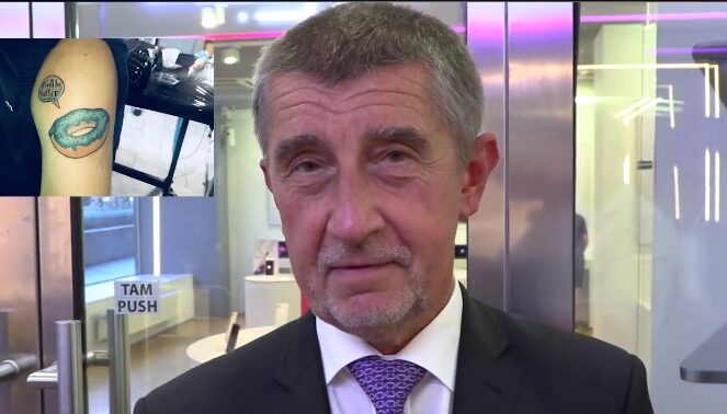 Andrej Babiš oceňuje chlapce s koblihou.