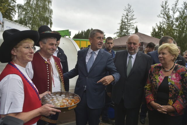 Premiér Andrej Babiš a ministr zemědělství Miroslav Toman na agrosalonu Země živitelka v Českých Budějovicích.