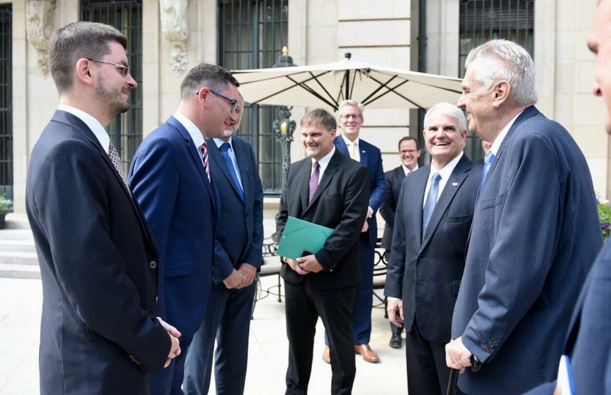 Miloš Zeman na fotografii, kterou zveřejnil Jiří Ovčáček. Co má maskovat o několik čísel větší sako?