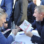 Bývalý premiér Andrej Babiš ve volební kampani se svojí knihou O čem sním, když náhodou spím
