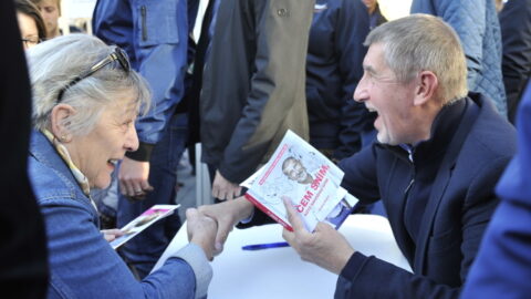 Bývalý premiér Andrej Babiš v volební kampani se svojí knihou O čem sním, když náhodou spím
