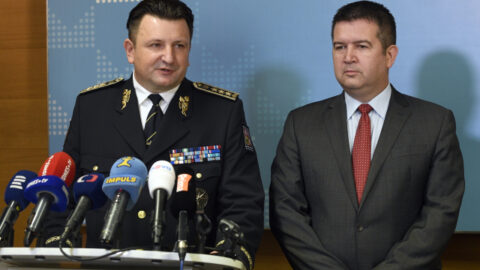 Končící policejní prezident Tomáš Tuhý a ministr vnitra Jan Hamáček 