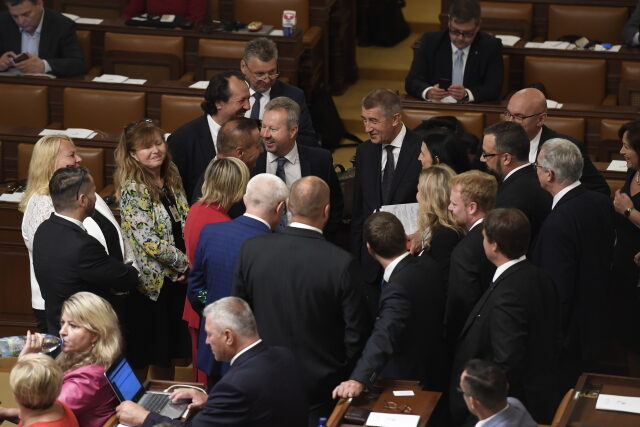 Premiér Andrej Babiš v kruhu svých poslanců klubu ANO