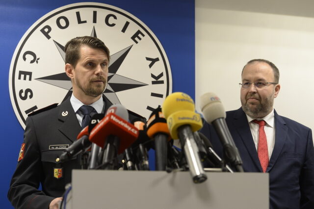 Ředitel Krajského ředitelství policie hl. m. Prahy Jan Ptáček a šéf Městského státního zastupitelství v Praze Martin Erazím na tiskové konferenci 