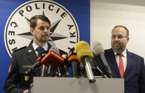 Ředitel Krajského ředitelství policie hl. m. Prahy Jan Ptáček a šéf Městského státního zastupitelství v Praze Martin Erazím na tiskové konferenci 