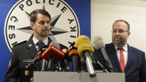 Ředitel Krajského ředitelství policie hl. m. Prahy Jan Ptáček a šéf Městského státního zastupitelství v Praze Martin Erazím na tiskové konferenci 