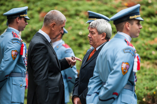 Premiér Andrej Babiš a předseda KSČM Vojtěch Filip při pietním aktu 70. výročí úmrtí Edvarda Beneše
