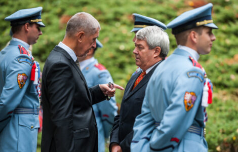 Premiér Andrej Babiš a předseda KSČM Vojtěch Filip při pietním aktu 70. výročí úmrtí Edvarda Beneše
