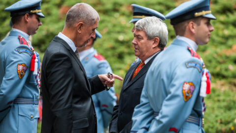 Premiér Andrej Babiš a předseda KSČM Vojtěch Filip při pietním aktu 70. výročí úmrtí Edvarda Beneše
