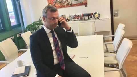 "Ministr pro Huawei" Norbert Hofer (v rakouské vládě má na starosti dopravu, technologie a inovace)