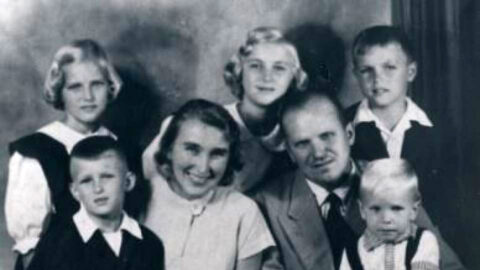 Rodina Šindarova. Nahoře Darina, Olga, Karel. Dole Petr, Olga-Alexandra a Karel se Ctiborem na klíně, Venezuela 1958