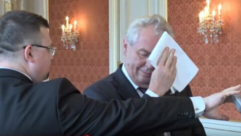 Miloš Zeman, prezident republiky a vrchní velitel ozbrojených sil, o jehož zdraví nesmíme nic vědět.