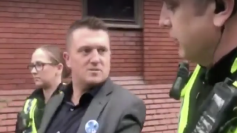 Extremista a recidivista Tommy Robinson.