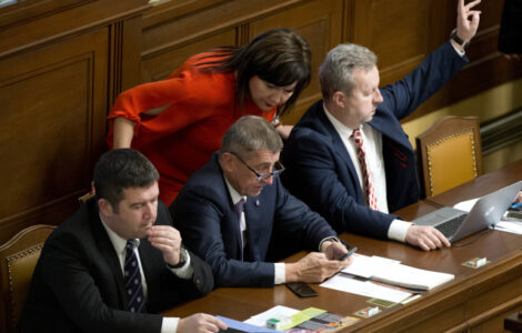 Ministr vnitra Jan Hamáček, premiér Andrej Babiš, ministryně financí Alena Schillerová a ministr životního prostředí Richard Brabec 